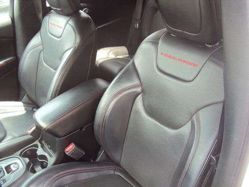 Used 2019 Jeep Cherokee Trailhawk AWD/4WD image 7