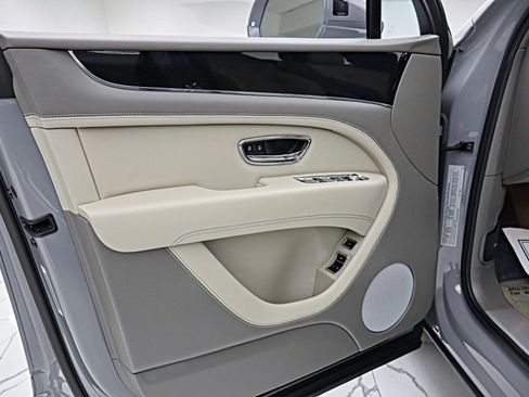 Used 2024 Bentley Bentayga Extended Wheelbase AWD/4WD image 49