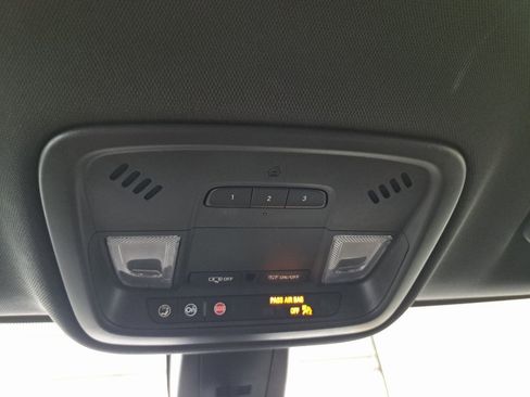 Used 2023 Chevrolet Traverse LT image 18