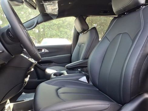 New 2026 Chrysler Pacifica Select image 14