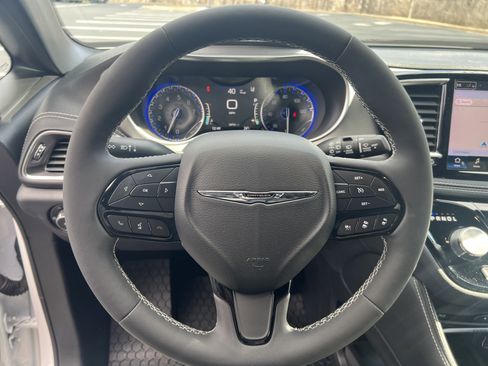 Used 2023 Chrysler Pacifica Limited w/ Uconnect Theater Family Group image 11