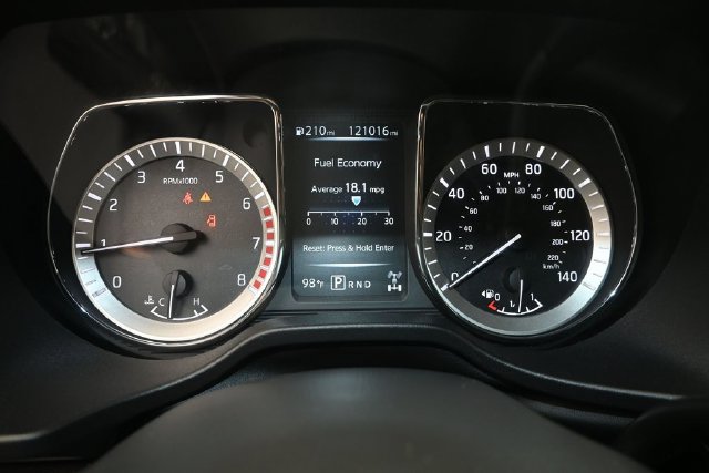 Used 2017 Nissan Titan SV AWD/4WD image 6