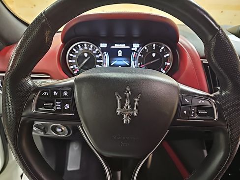 Used 2023 Maserati Levante GT AWD/4WD image 18