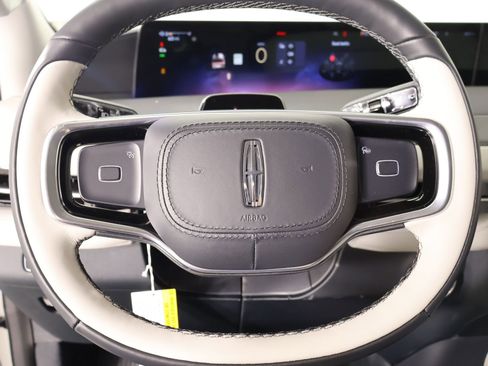 New 2026 Lincoln Navigator Premiere AWD/4WD image 3