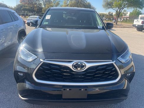 Used 2024 Toyota Highlander LE image 2