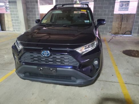 Used 2019 Toyota RAV4 XLE w/ Convenience Package AWD/4WD image 3