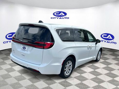 Used 2023 Chrysler Pacifica Touring-L FWD image 4