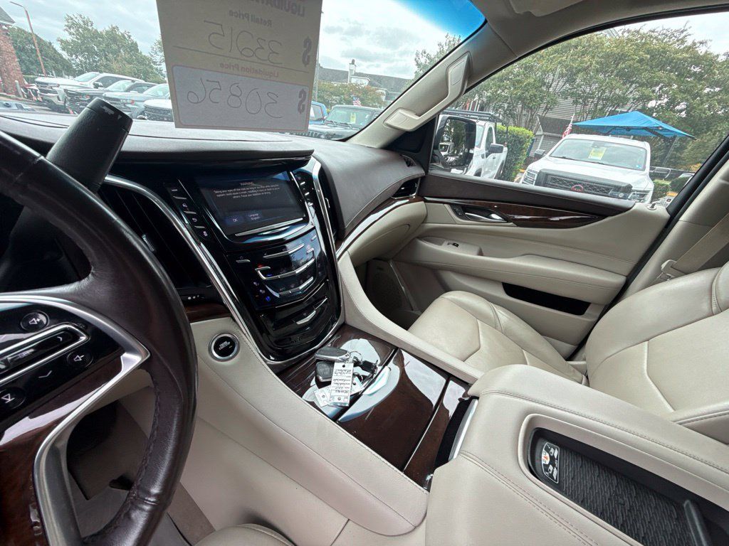Used 2017 Cadillac Escalade Luxury AWD/4WD image 18