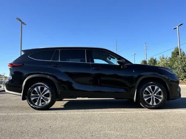 Used 2022 Toyota Highlander XLE AWD/4WD image 3