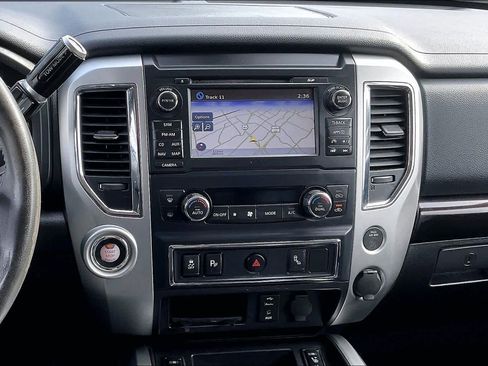 Used 2017 Nissan Titan SV image 5