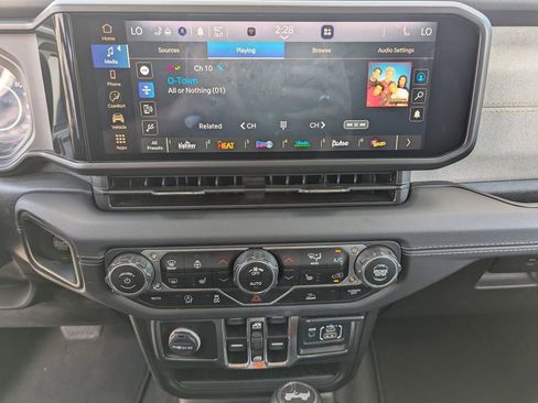 Used 2025 Jeep Wrangler Sahara image 17