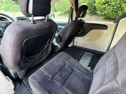 Used 2014 Dodge Grand Caravan SXT FWD image 13