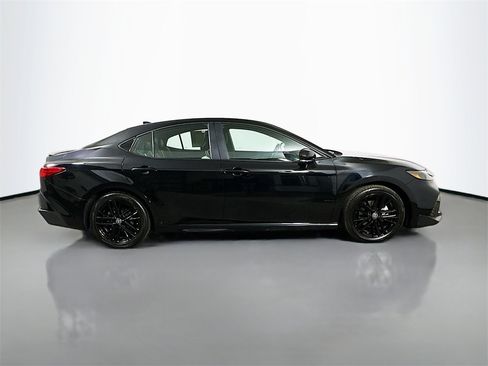 Used 2025 Toyota Camry SE image 7