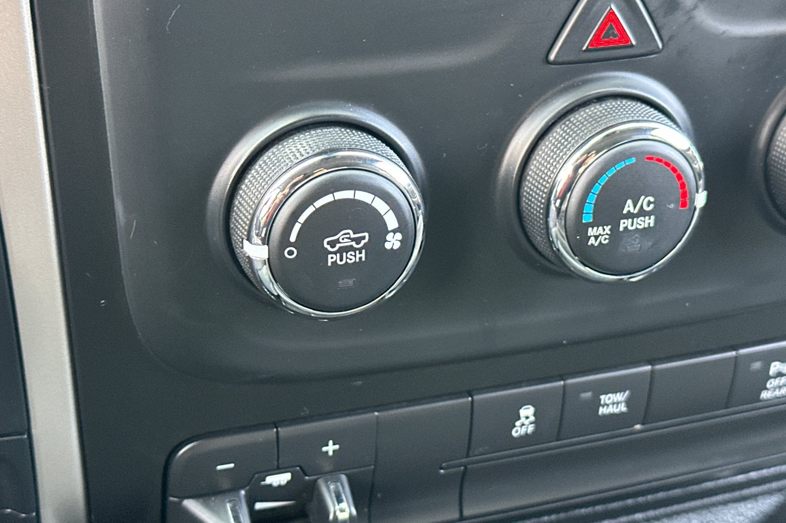 Used 2018 RAM 1500 Classic SLT AWD/4WD image 28