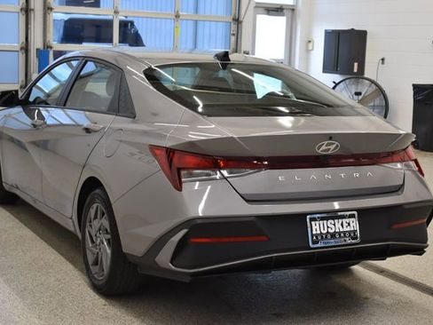 Used 2024 Hyundai Elantra SEL FWD image 10