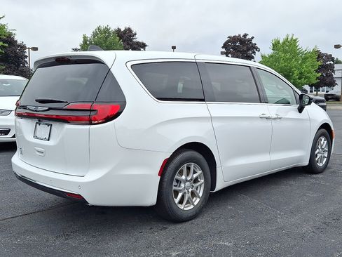 Used 2026 Chrysler Pacifica Select FWD image 3
