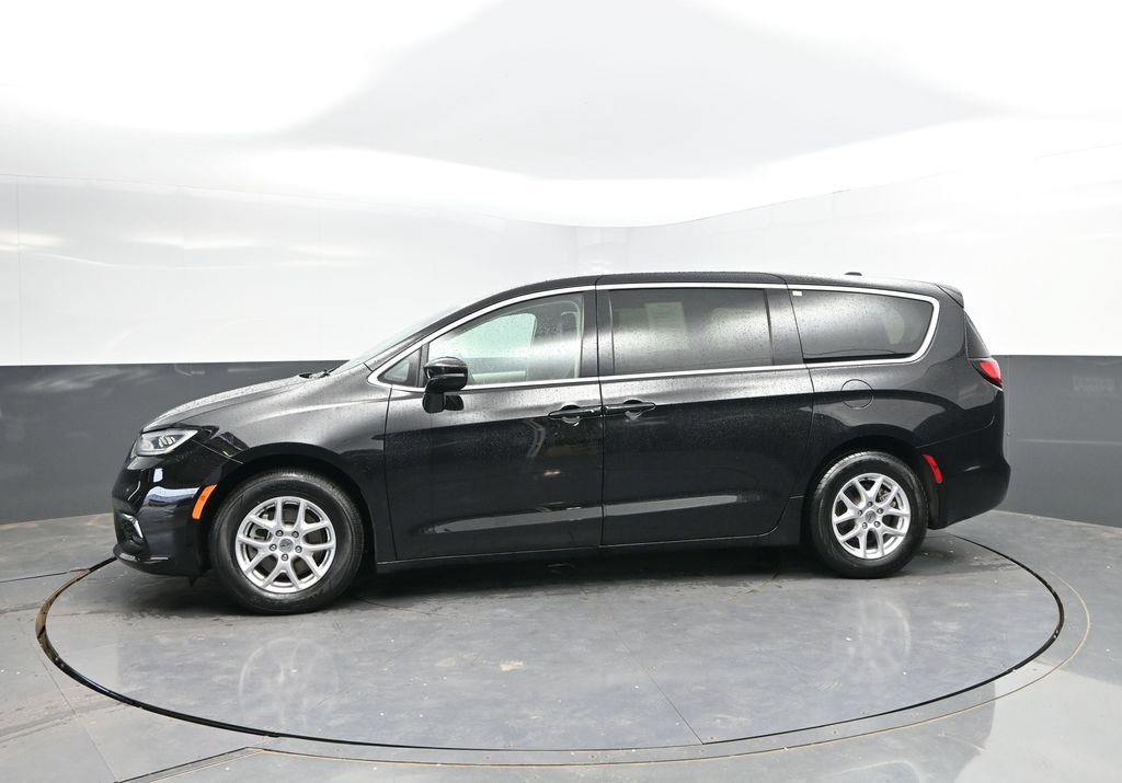 Used 2024 Chrysler Pacifica Touring-L FWD image 4