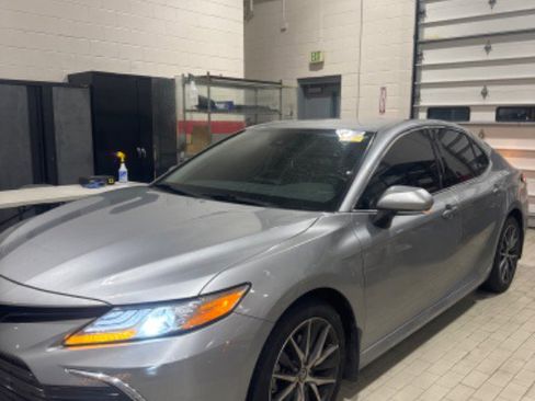 Used 2022 Toyota Camry XLE image 3