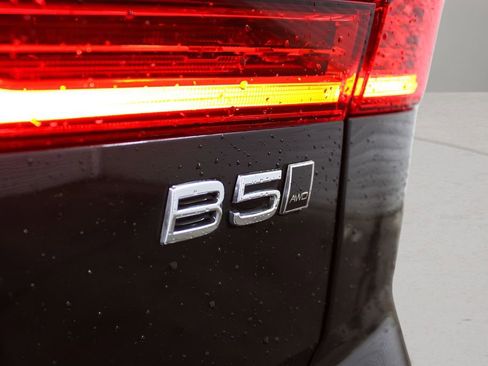 Certified 2025 Volvo XC60 B5 Plus w/ Protection Package Premier AWD/4WD image 44