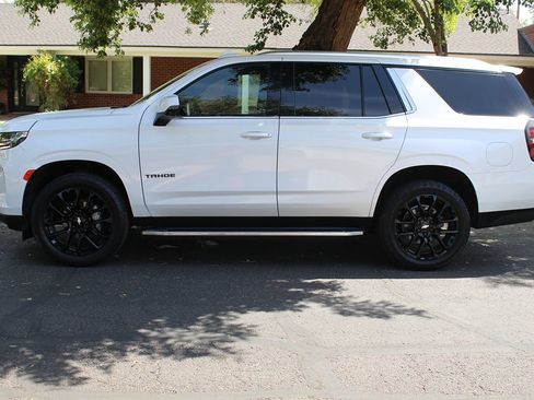 Used 2022 Chevrolet Tahoe LT w/ Luxury Package RWD image 2