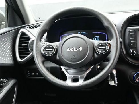 Used 2025 Kia Soul LX w/ LX Technology Package FWD image 14