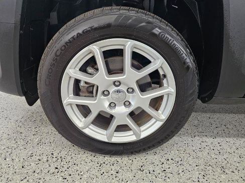 Used 2019 Jeep Renegade Latitude AWD/4WD image 40