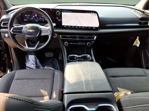 Used 2025 Chevrolet Traverse LT w/ Sun and Wheel Package FWD image 16