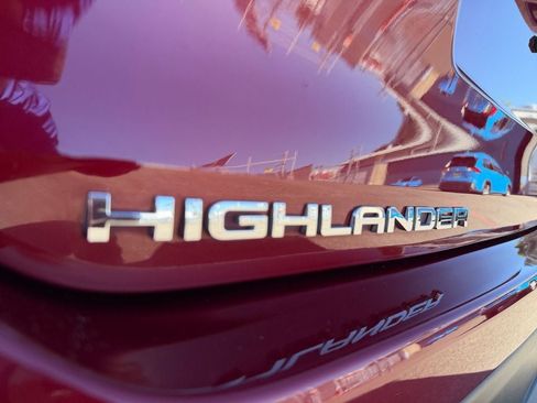 Used 2022 Toyota Highlander XLE AWD/4WD image 34