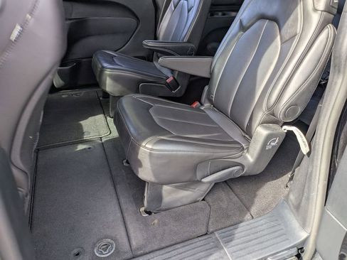 Used 2025 Chrysler Pacifica Select image 27