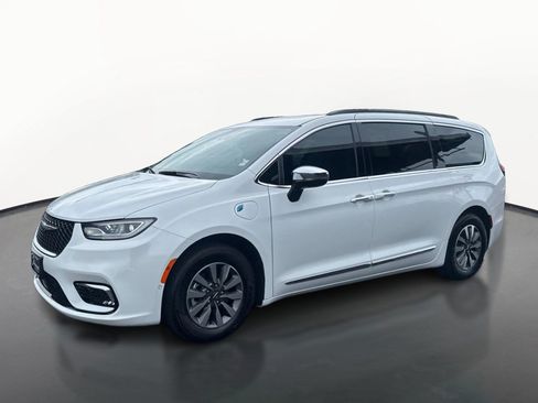 Used 2023 Chrysler Pacifica Limited w/ Uconnect Theater Family Group FWD image 7