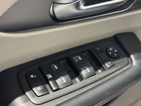 Used 2023 Chrysler Pacifica Touring-L FWD image 25