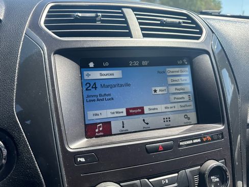 Used 2018 Ford Explorer XLT w/ Equipment Group 202A AWD/4WD image 10