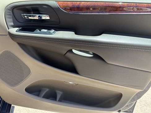 Used 2014 Chrysler Town & Country Touring-L w/ Driver Convenience Group FWD image 14