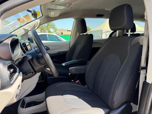 Used 2020 Chrysler Voyager LX FWD image 18