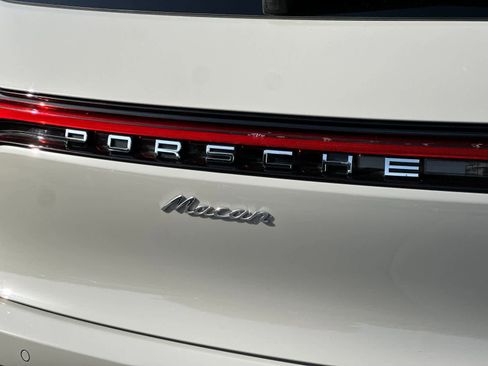 Certified 2025 Porsche Macan AWD/4WD image 30