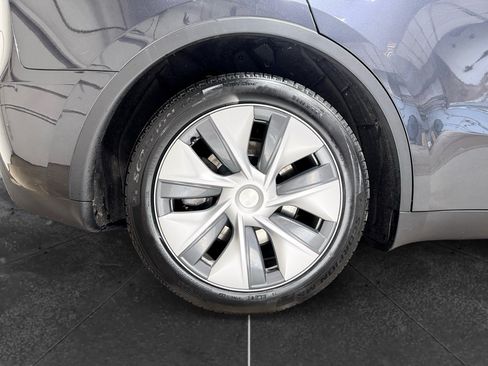 Used 2024 Tesla Model Y Long Range AWD/4WD image 35
