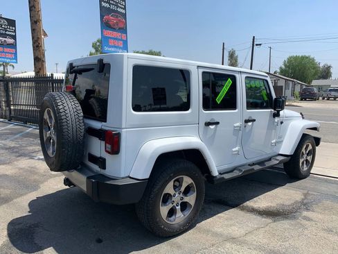 Used 2017 Jeep Wrangler Unlimited Sahara w/ Connectivity Group AWD/4WD image 13
