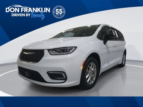 Used 2024 Chrysler Pacifica Touring-L image 1