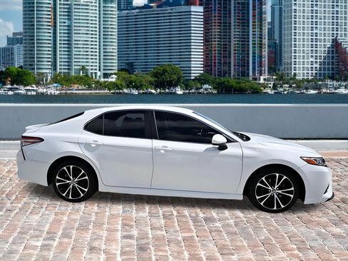 Used 2019 Toyota Camry SE FWD image 10