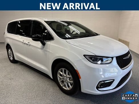 Used 2026 Chrysler Pacifica Select FWD image 1