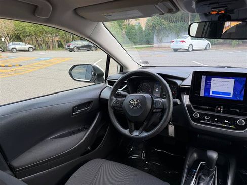 Used 2025 Toyota Corolla LE FWD image 31
