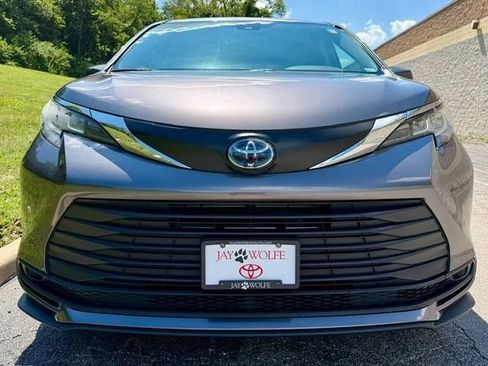 Used 2023 Toyota Sienna LE w/ LE Plus Package FWD image 4