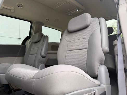 Used 2008 Chrysler Town & Country Touring FWD image 10
