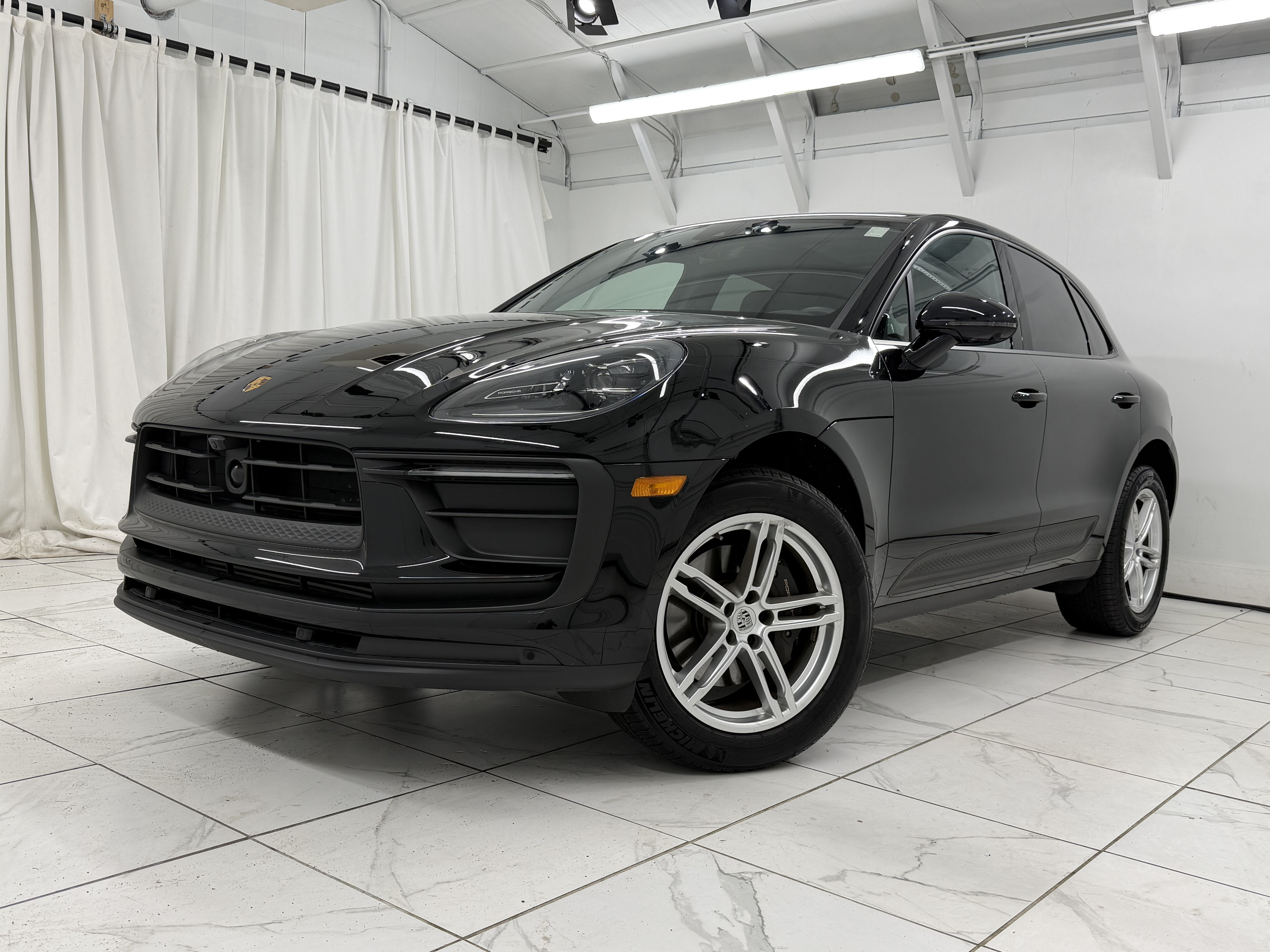 Used 2025 Porsche Macan AWD/4WD image 7