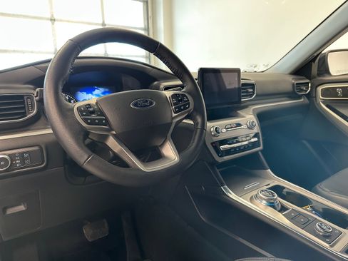 Used 2022 Ford Explorer XLT w/ Equipment Group 202A image 10
