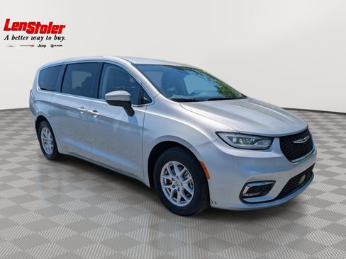 Used 2023 Chrysler Pacifica Touring-L FWD image 7