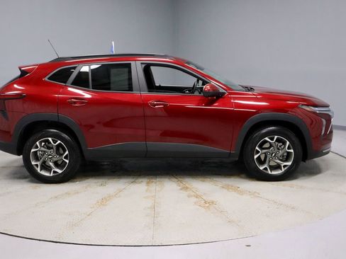 Used 2025 Chevrolet Trax LT w/ LT Convenience Package image 5