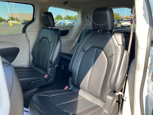 Used 2024 Chrysler Pacifica Touring-L image 19
