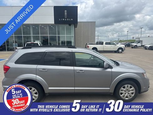 Used 2019 Dodge Journey SE w/ Connectivity Group FWD image 4