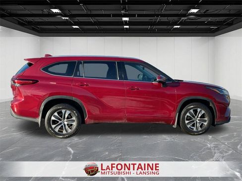 Used 2021 Toyota Highlander XLE image 6
